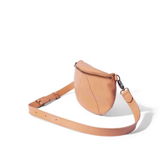 Antelo Ruby Classic Leather moonbag Crossbody TAN